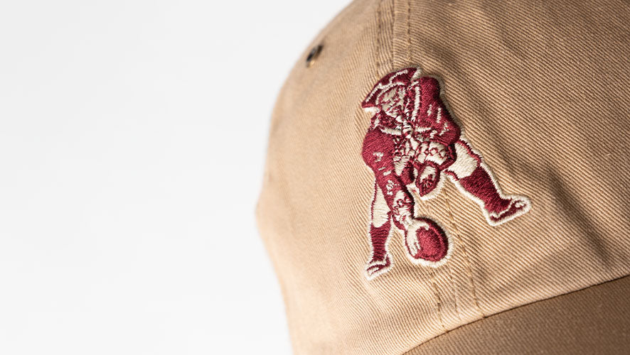 Overton '47 Clean Up. Our relaxed classic in khaki wit metal eyelets and vintage logos.